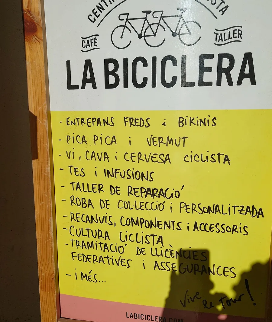 La pissarra manuscrita de l'entrada amb el llistat complet de serveis de La Biciclera.