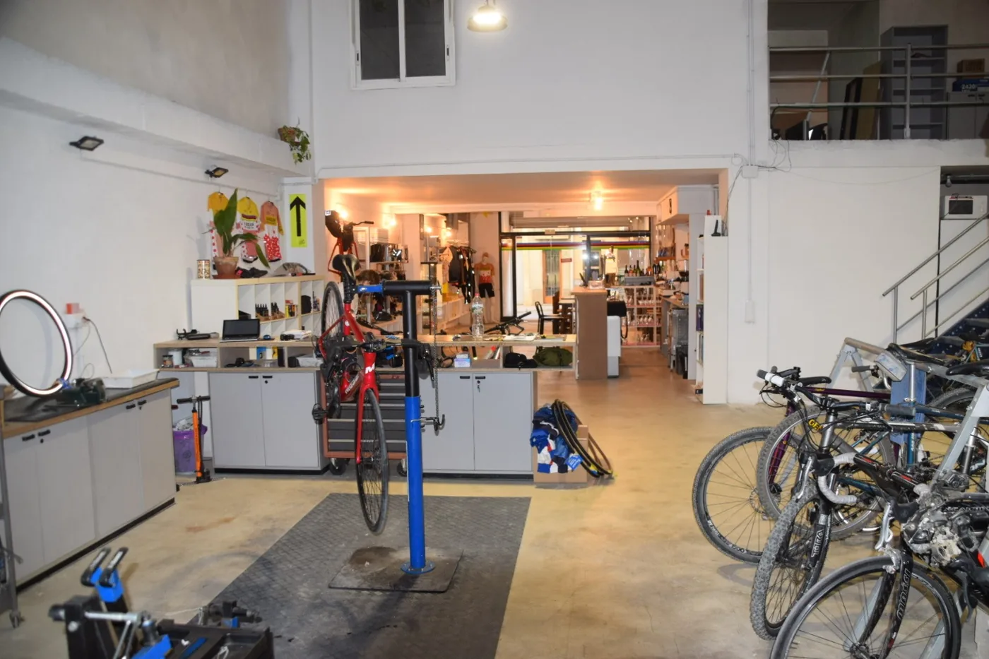 El racó de taller de La Biciclera, amb el cavallet de reparació al mig i bicicletes a banda i banda.